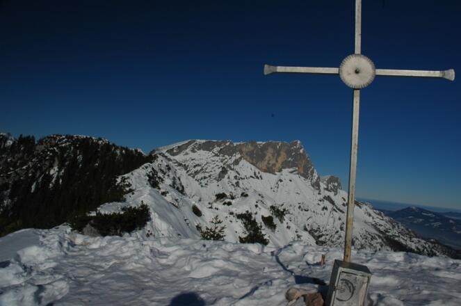 Gipfelkreuz des Rauhen Kopfs - im Hintergrund Berchtesgadener Hochthron