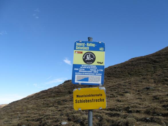Offizelle Beschilderung am Joch