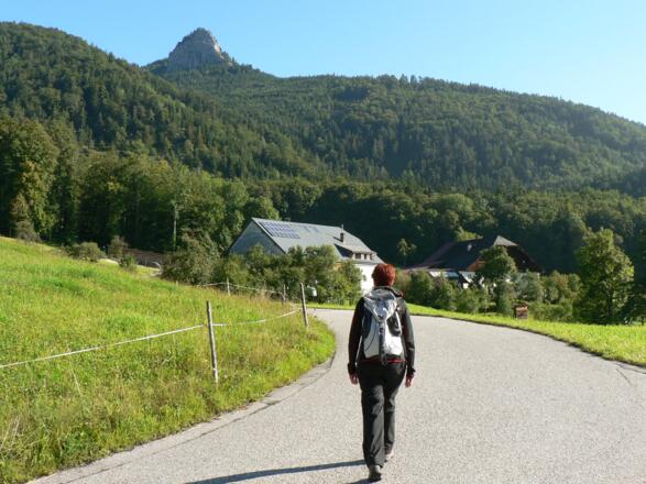 Über wenig befahrene Straßen Richtung Schwarzensee, links oben der Sommeraustein