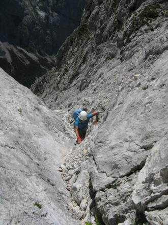 Die z. T. &quot;V-förmige&quot; Rinne mit lockerem Gestein!
