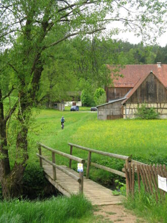 Auf schmalen Brückchen fahren wir nach Draisendorf ein!