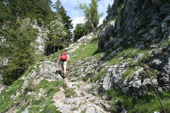 Auf der gesamten Etappe helfen mitunter Seilsicherungen an den exponierten Stellen.