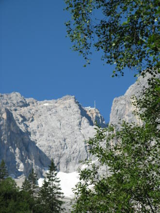 Die mächte Zugspitze taucht bald im Blickfeld nach der Klamm auf!