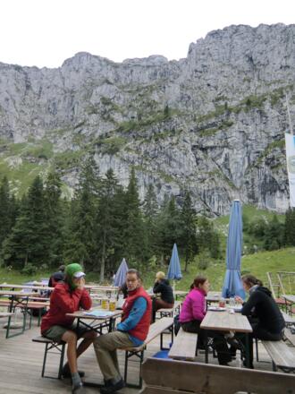 Terrasse der Tutzinger Hütte mit Blick auf die Benediktenwand