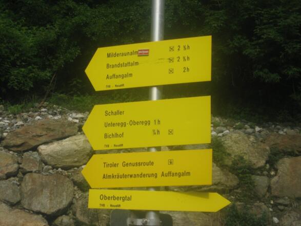 Immer dem Hinweisschildern Milderaunalm folgen.