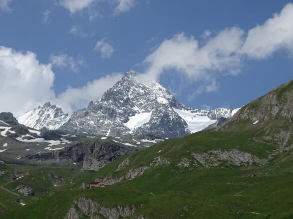 Blick zurück zur Lucknerhütte (links vorne) und Großglockner