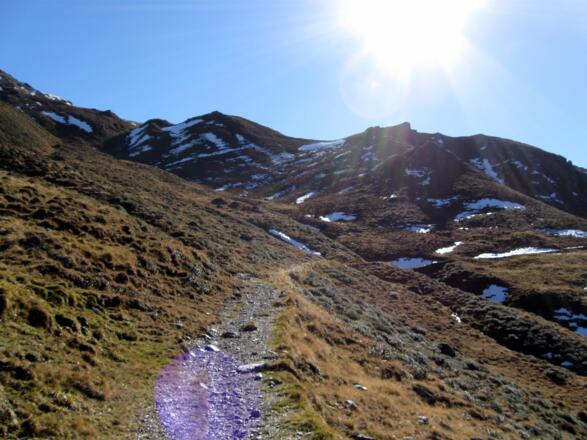 Diese schmale Wegpassage ist als "Mountainbike - Schiebstrecke" deklariert