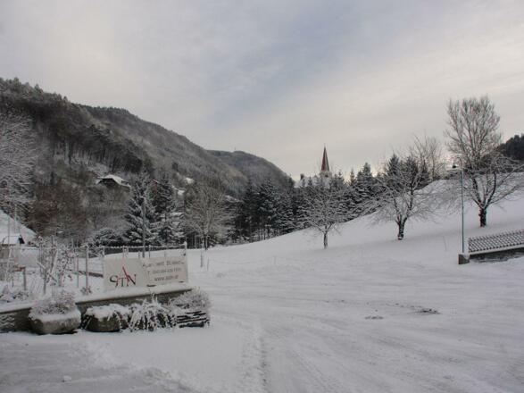 Blick auf St. Nikola im Winter