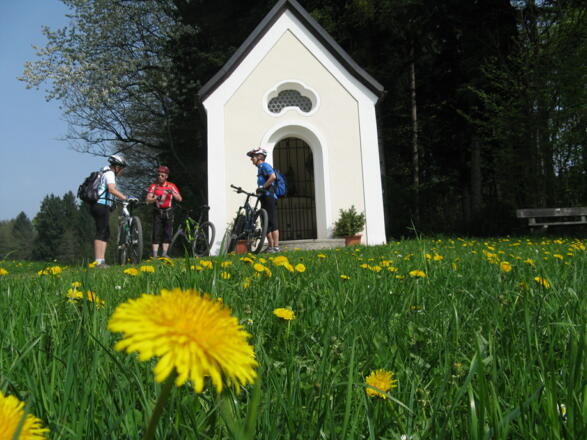 Kurze Rast an einer Kapelle