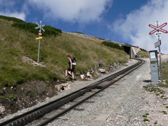 ... überqueren die Trasse der Schafbergbahn ...