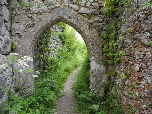 Durch diesen Torbogen betreten wir das Gelände der Ruine.