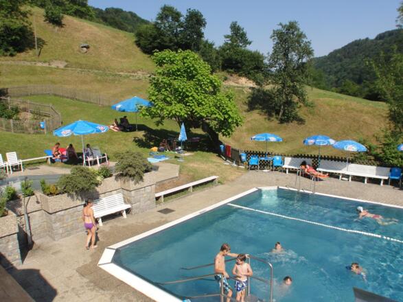 Schwimmbad mit Liegewiese
