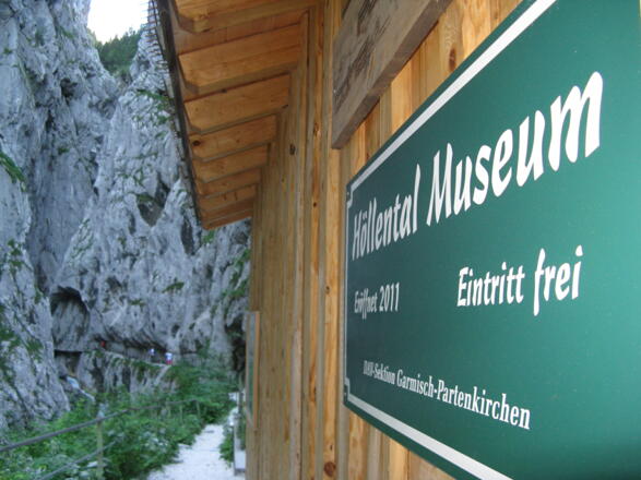 Ein kleines Museum, nach der Höllentaleingangeshütte, zeigt die wechselvolle Geschichte der Klamm!