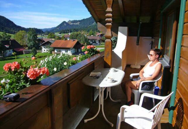 Bei Ferienwohnung 2 und 3 lädt ein Balkon mit wundervollem Blick zum entspannen und genießen ein.