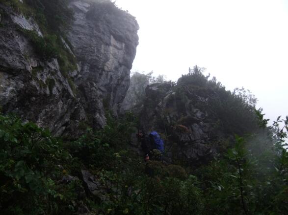 Durch diese Felsen geht es hinter dem Mariaeck