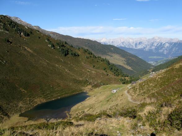 Malerische Nafingalm mit idyllischem Nafingsee