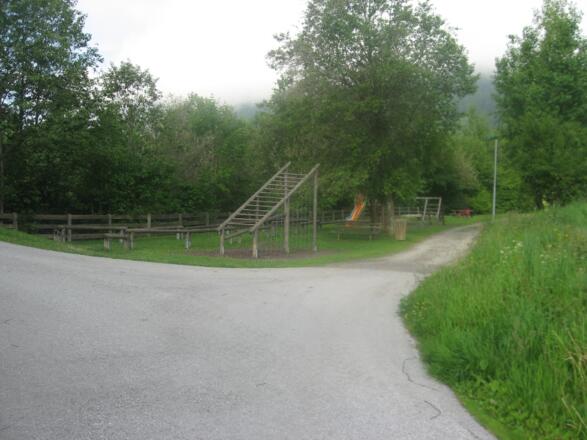 Kurz vor dem Milderer Spielplatz links über die Brücke und anschließend gleich wieder rechts abbiegen.