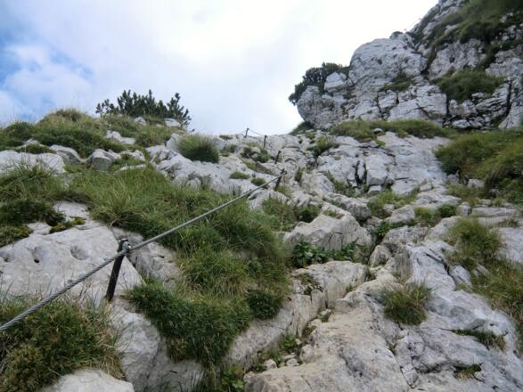 drahtseilversicherte Passage auf dem Weg zur Benediktenwand