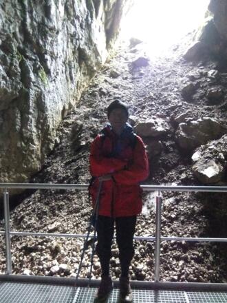 Dieter vor natürlichem Höhleneingang