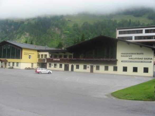 Großer gebührenfreier Parkplatz beim Freizeitzentrum Neustift