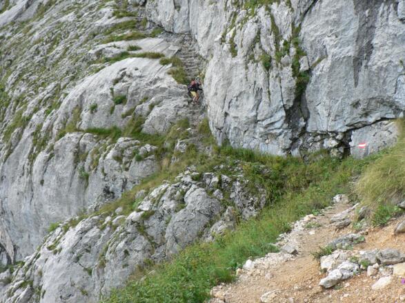 Der Anstieg durch die Wand erfolgt über in den Stein gehauene Stufen...