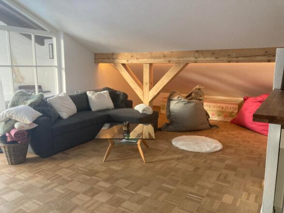 Wohnraum mit Nische in der Dachschräge