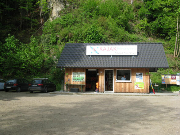 Der Parkplatz bei Doos mit dem Kajak-Verleih!