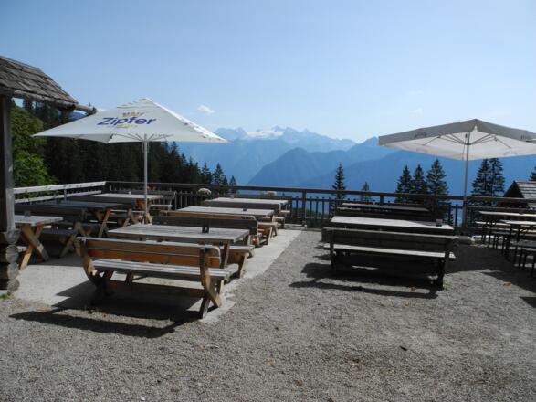 Die Terrasse der Hütteneckalm mit Dachstein (3.8.2013)