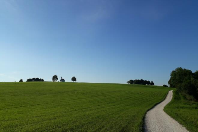 Chiemseerundweg hinter Gstadt Rosa Mystika Kapelle Schalchen