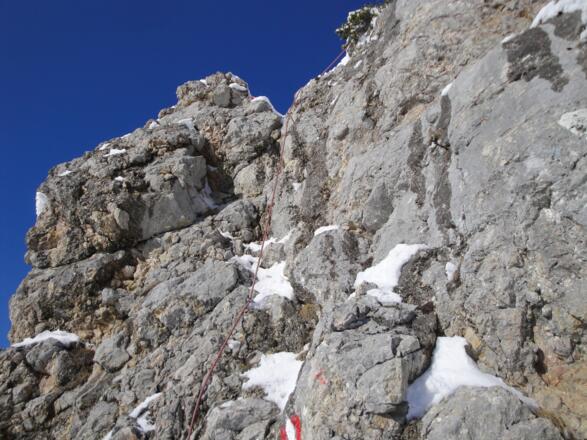 Der letzte Gipfelaufbau mit den Seilsicherungen