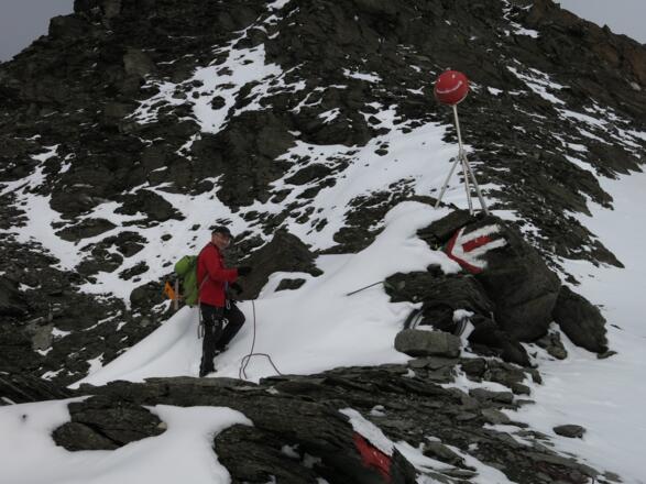 Im Joch - noch viel Schnee, die Seile sind im oberen Bereich eingeschneit