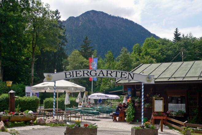 Ein Biergarten lädt zur Rast ein