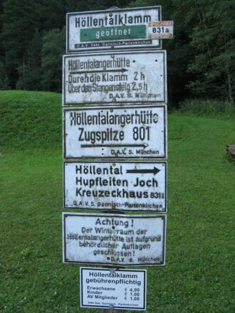Ein alter Wegweiser zeigt uns bei der Kapelle die Richtung an!