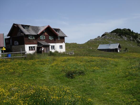 Die Klausenhütte ist leider dem Verfall preisgegeben. Nach rechts geht's über den Kamm zum Klausenberg