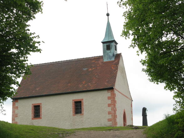 Die 1697 errichtete Walburgiskapelle mit der Schutzpatronin Walburga begrüßt uns auf der Hochfläche!
