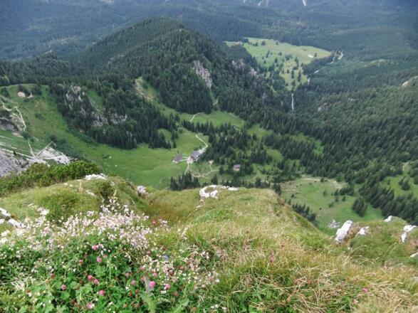 Blick vom Gipfel der Benediktenwand auf die Tutzinger Hütte