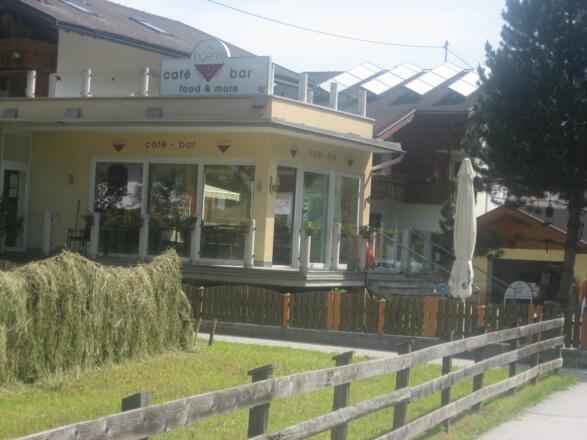 Nette Einkehrmöglichkeit im Cafe Ingentis am Uferweg der Ruetz.