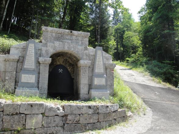 Rechts des Stolleneinganges geht es weiter aufwärts.