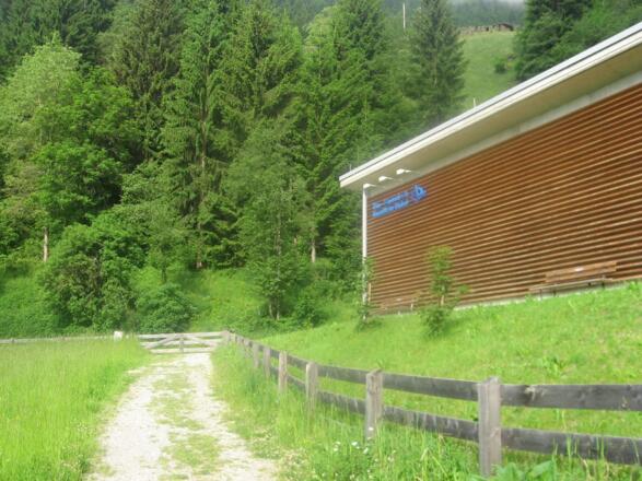 Nach dem Kraftwerk folgen wir der Straße Richtung Bichl.