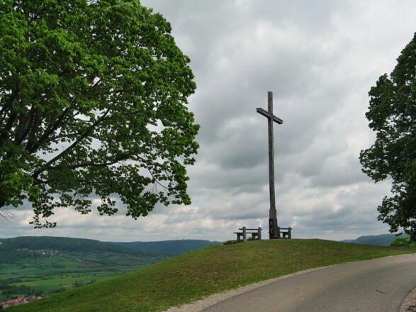 Ein wunderbarer Aussichtspunkt am Wegesrand gibt den Blick frei zu unserem Ausgangspunkt!