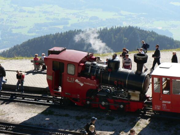 Noch im Anstieg Rückfahrticket für die Bahn sichern, da oft großer Andrang herrscht und zusätzlich Platzkarten vergeben werden!