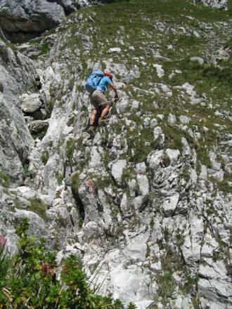 Es bleibt spannend! Immer wieder sind steile, leichte &quot;Gras-/Felskletterstellen&quot; zu überwinden!