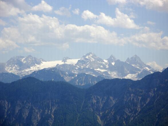 Der Dachstein ist von der Katrinalm zum Greifen nahe.