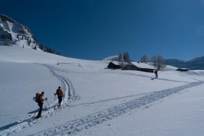Im Sattel bei der Genneralm orientieren wir uns Richtung Osten, der Gipfel des Hohen Zinken ist bereits sichtbar