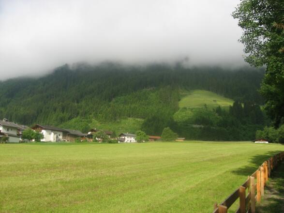 Im Bild sieht man den Weg Richtung Bichl, dem wir später folgen.
