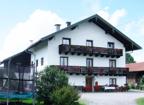 Der gepflegte Hof hat eine ganz besonders schöne Lage