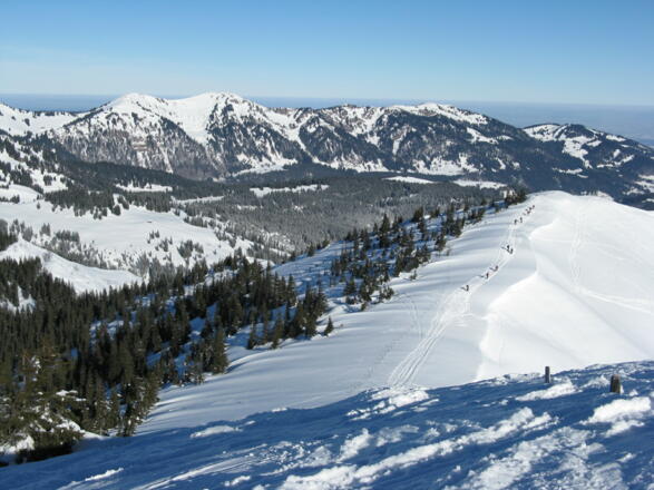 Blick zum Riedberger Horn-Nordgipfel, 1754 m, mit Verbindungsweg vom Hauptgipfel, 1786 m