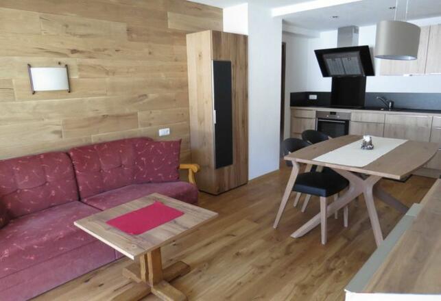 Wohnraum mit Essbereich und Küche - Ferienwohnung Himmelschlüssel