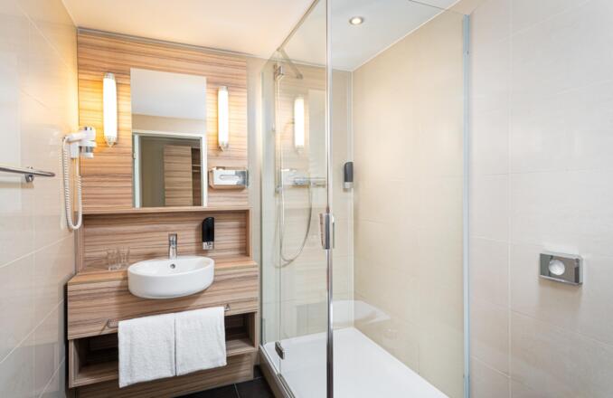 LeonardoHotelBoutiqueLinzCityCenter Room Bathroom