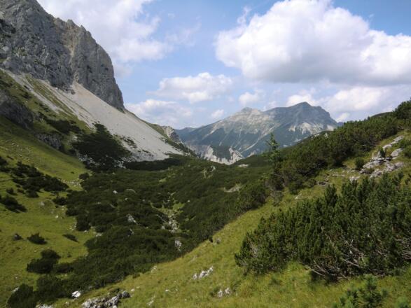 Blick zurück über die Bäralplscharte zur Soierngruppe (Hintergrund)